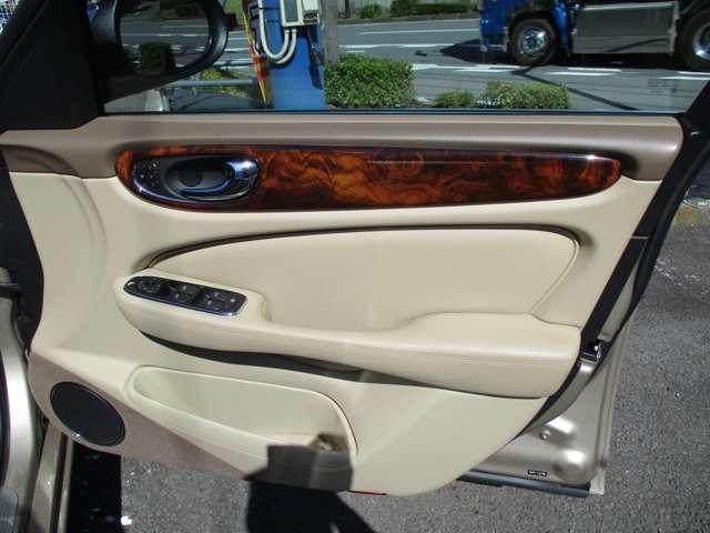 ＸＪ ＸＪ８　３．５　ベージュ革内装　ナビ　ＥＴＣ　天張り張り替済み　ディラー車　右ハンドル　ダイムラーグリル　ダイムラーエンブレム（52枚目）