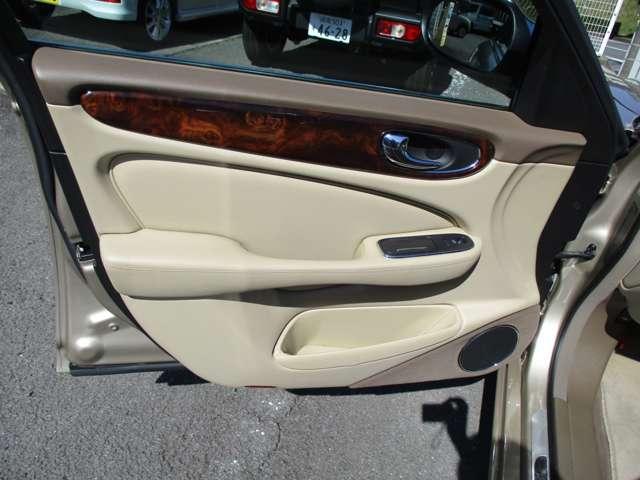 ＸＪ ＸＪ８　３．５　ベージュ革内装　ナビ　ＥＴＣ　天張り張り替済み　ディラー車　右ハンドル　ダイムラーグリル　ダイムラーエンブレム（54枚目）