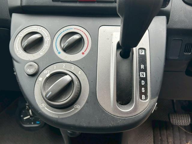 必ず使用するシフトレバー。確りと確認したいですね。