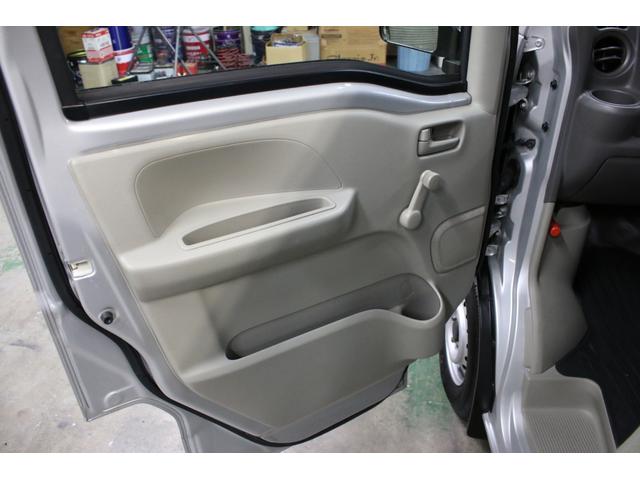 NV100クリッパーバン DX 5速マニュアル ハイルーフ 純正キーレス 集中ドアロック ナビ TV Bluetooth CD SD USB リア5面スモークフィルム ドアバイザー ヘッドライトレベライザー Wエアバッグ(67枚目)