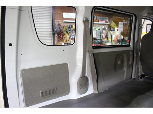 ＮＶ１００クリッパーバン ＤＸ　ＧＬパッケージ　オートマ　５ＡＧＳ　純正キーレス　前席パワーウィンドウ　ナビ　ＴＶ　ＣＤ　ＳＤ　ＵＳＢ　バックカメラ　リア５面プライバシーガラス　オーバーヘッドコンソール　Ｗエアバッグ　ＡＢＳ　ヘッドライトレベライザ（70枚目）