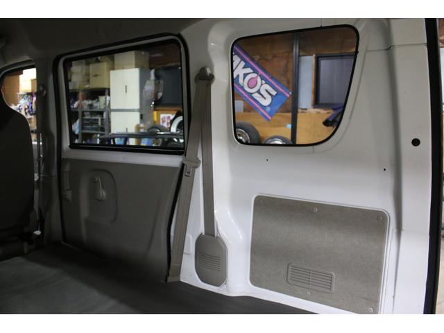 ＮＶ１００クリッパーバン ＤＸ　ＧＬパッケージ　オートマ　５ＡＧＳ　純正キーレス　前席パワーウィンドウ　ナビ　ＴＶ　ＣＤ　ＳＤ　ＵＳＢ　バックカメラ　リア５面プライバシーガラス　オーバーヘッドコンソール　Ｗエアバッグ　ＡＢＳ　ヘッドライトレベライザ（71枚目）