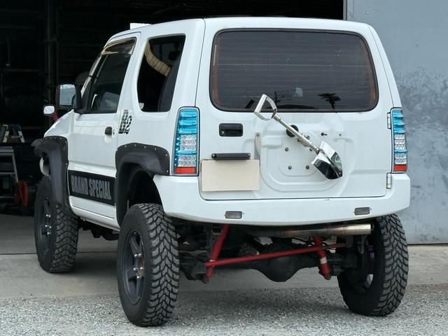 ジムニー ＸＧ　６型　５ＭＴ　車検２年付　猪狩バンパー　リフトアップ　ブリスターフェンダー　ナンバー移設キット　社外マフラー　社外１６インチＡＷ　社外エアクリ　社外ステアリング　社外テール　社外ラテラル　防錆塗装済（4枚目）