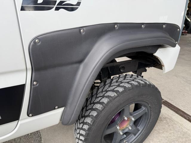 ジムニー ＸＧ　６型　５ＭＴ　車検２年付　猪狩バンパー　リフトアップ　ブリスターフェンダー　ナンバー移設キット　社外マフラー　社外１６インチＡＷ　社外エアクリ　社外ステアリング　社外テール　社外ラテラル　防錆塗装済（14枚目）