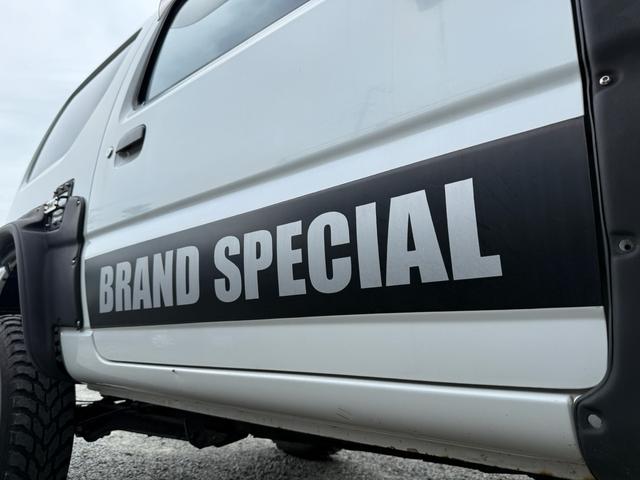 ジムニー ＸＧ　６型　５ＭＴ　車検２年付　猪狩バンパー　リフトアップ　ブリスターフェンダー　ナンバー移設キット　社外マフラー　社外１６インチＡＷ　社外エアクリ　社外ステアリング　社外テール　社外ラテラル　防錆塗装済（17枚目）