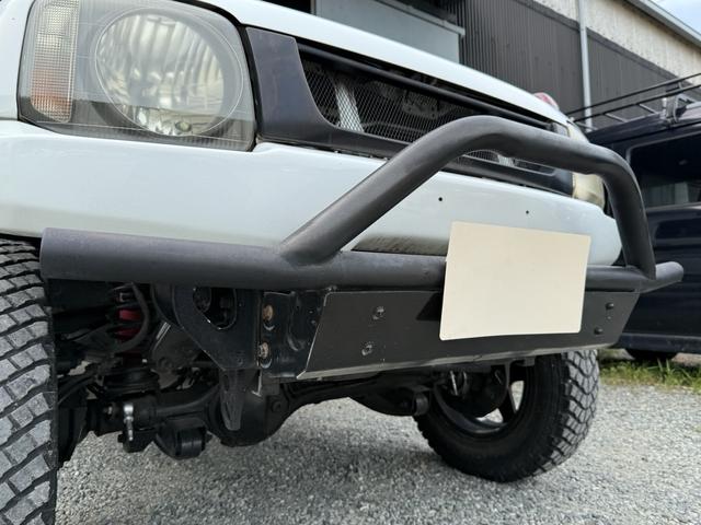 ジムニー ＸＧ　６型　５ＭＴ　車検２年付　猪狩バンパー　リフトアップ　ブリスターフェンダー　ナンバー移設キット　社外マフラー　社外１６インチＡＷ　社外エアクリ　社外ステアリング　社外テール　社外ラテラル　防錆塗装済（18枚目）