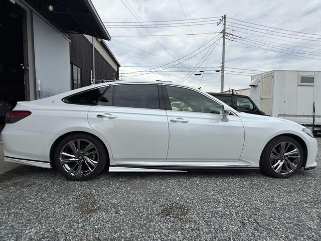 クラウンハイブリッド ＲＳアドバンス　後期型　法人１オナ　サンルーフ　ＴＲＤエアロ　黒本革シート　４本出しマフラー　セーフティパッケージプラス　デジタルインナーミラー　純正１２．３インチナビ　ヘッドアップディスプレイ　純正１８インチＡＷ（3枚目）