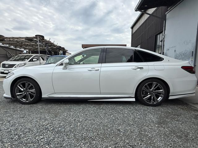 クラウンハイブリッド ＲＳアドバンス　後期型　法人１オナ　サンルーフ　ＴＲＤエアロ　黒本革シート　４本出しマフラー　セーフティパッケージプラス　デジタルインナーミラー　純正１２．３インチナビ　ヘッドアップディスプレイ　純正１８インチＡＷ（13枚目）