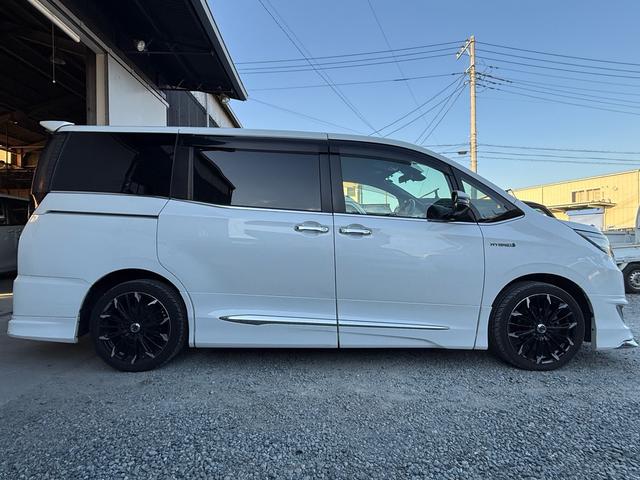 エスクァイア ハイブリッドＧｉ　後期型　モデリスタフルエアロ　モデリスタリアスポイラー　ＲＡＹＳ１８インチＡＷ　純正１０インチナビ　純正１２．８インチフリップダウンモニター　社外スモークテール　社外ＬＥＤリフレクター　黒革シート（3枚目）