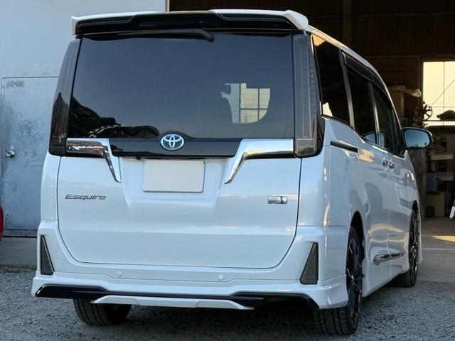 エスクァイア ハイブリッドＧｉ　後期型　モデリスタフルエアロ　モデリスタリアスポイラー　ＲＡＹＳ１８インチＡＷ　純正１０インチナビ　純正１２．８インチフリップダウンモニター　社外スモークテール　社外ＬＥＤリフレクター　黒革シート（4枚目）