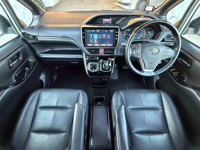 エスクァイア ハイブリッドＧｉ　後期型　モデリスタフルエアロ　モデリスタリアスポイラー　ＲＡＹＳ１８インチＡＷ　純正１０インチナビ　純正１２．８インチフリップダウンモニター　社外スモークテール　社外ＬＥＤリフレクター　黒革シート（5枚目）