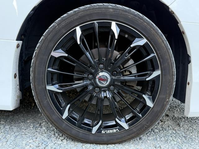 エスクァイア ハイブリッドＧｉ　後期型　モデリスタフルエアロ　モデリスタリアスポイラー　ＲＡＹＳ１８インチＡＷ　純正１０インチナビ　純正１２．８インチフリップダウンモニター　社外スモークテール　社外ＬＥＤリフレクター　黒革シート（7枚目）