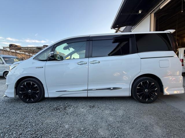 エスクァイア ハイブリッドＧｉ　後期型　モデリスタフルエアロ　モデリスタリアスポイラー　ＲＡＹＳ１８インチＡＷ　純正１０インチナビ　純正１２．８インチフリップダウンモニター　社外スモークテール　社外ＬＥＤリフレクター　黒革シート（13枚目）