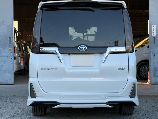 エスクァイア ハイブリッドＧｉ　後期型　モデリスタフルエアロ　モデリスタリアスポイラー　ＲＡＹＳ１８インチＡＷ　純正１０インチナビ　純正１２．８インチフリップダウンモニター　社外スモークテール　社外ＬＥＤリフレクター　黒革シート（14枚目）