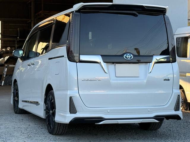 エスクァイア ハイブリッドＧｉ　後期型　モデリスタフルエアロ　モデリスタリアスポイラー　ＲＡＹＳ１８インチＡＷ　純正１０インチナビ　純正１２．８インチフリップダウンモニター　社外スモークテール　社外ＬＥＤリフレクター　黒革シート（15枚目）