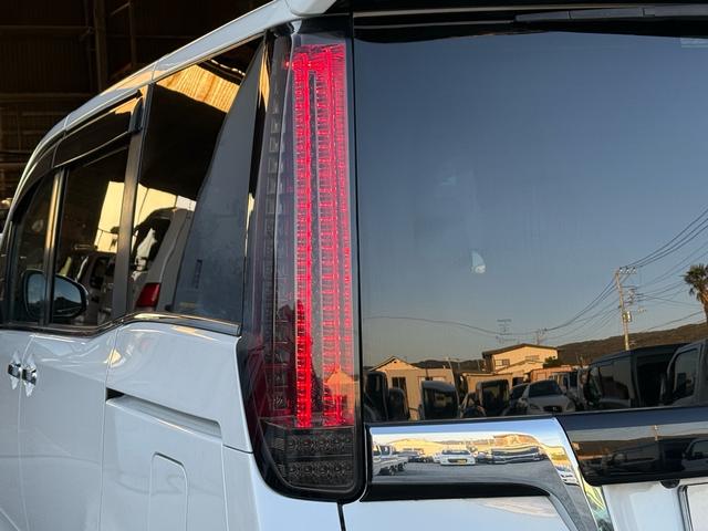 エスクァイア ハイブリッドＧｉ　後期型　モデリスタフルエアロ　モデリスタリアスポイラー　ＲＡＹＳ１８インチＡＷ　純正１０インチナビ　純正１２．８インチフリップダウンモニター　社外スモークテール　社外ＬＥＤリフレクター　黒革シート（19枚目）