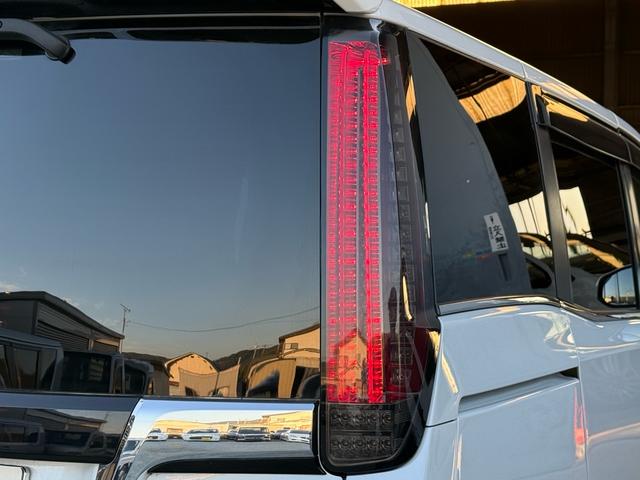 エスクァイア ハイブリッドＧｉ　後期型　モデリスタフルエアロ　モデリスタリアスポイラー　ＲＡＹＳ１８インチＡＷ　純正１０インチナビ　純正１２．８インチフリップダウンモニター　社外スモークテール　社外ＬＥＤリフレクター　黒革シート（20枚目）