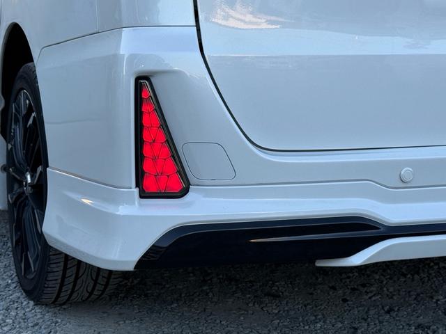 エスクァイア ハイブリッドＧｉ　後期型　モデリスタフルエアロ　モデリスタリアスポイラー　ＲＡＹＳ１８インチＡＷ　純正１０インチナビ　純正１２．８インチフリップダウンモニター　社外スモークテール　社外ＬＥＤリフレクター　黒革シート（22枚目）