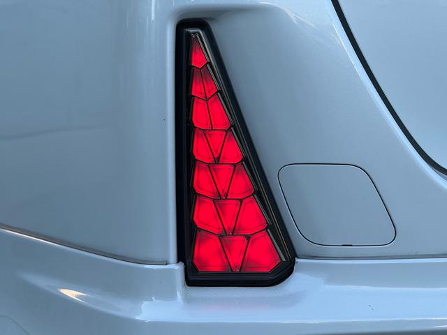 エスクァイア ハイブリッドＧｉ　後期型　モデリスタフルエアロ　モデリスタリアスポイラー　ＲＡＹＳ１８インチＡＷ　純正１０インチナビ　純正１２．８インチフリップダウンモニター　社外スモークテール　社外ＬＥＤリフレクター　黒革シート（23枚目）