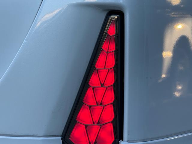 エスクァイア ハイブリッドＧｉ　後期型　モデリスタフルエアロ　モデリスタリアスポイラー　ＲＡＹＳ１８インチＡＷ　純正１０インチナビ　純正１２．８インチフリップダウンモニター　社外スモークテール　社外ＬＥＤリフレクター　黒革シート（24枚目）