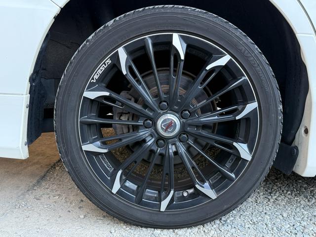 エスクァイア ハイブリッドＧｉ　後期型　モデリスタフルエアロ　モデリスタリアスポイラー　ＲＡＹＳ１８インチＡＷ　純正１０インチナビ　純正１２．８インチフリップダウンモニター　社外スモークテール　社外ＬＥＤリフレクター　黒革シート（25枚目）