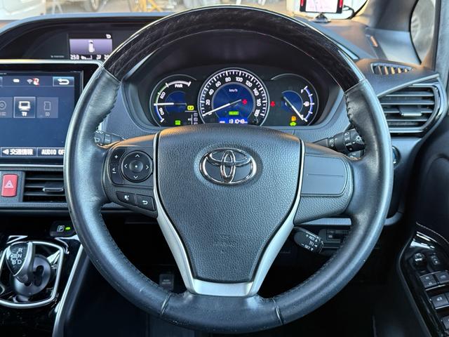 エスクァイア ハイブリッドＧｉ　後期型　モデリスタフルエアロ　モデリスタリアスポイラー　ＲＡＹＳ１８インチＡＷ　純正１０インチナビ　純正１２．８インチフリップダウンモニター　社外スモークテール　社外ＬＥＤリフレクター　黒革シート（26枚目）