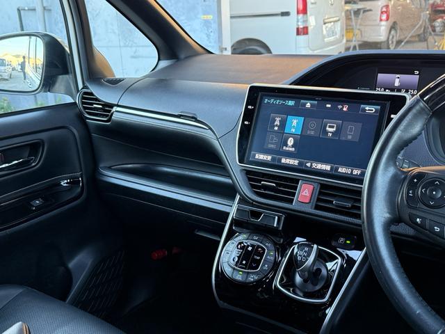 エスクァイア ハイブリッドＧｉ　後期型　モデリスタフルエアロ　モデリスタリアスポイラー　ＲＡＹＳ１８インチＡＷ　純正１０インチナビ　純正１２．８インチフリップダウンモニター　社外スモークテール　社外ＬＥＤリフレクター　黒革シート（27枚目）