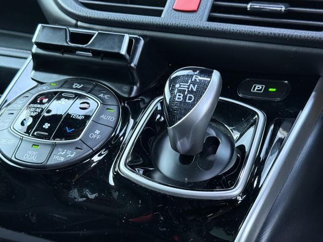 エスクァイア ハイブリッドＧｉ　後期型　モデリスタフルエアロ　モデリスタリアスポイラー　ＲＡＹＳ１８インチＡＷ　純正１０インチナビ　純正１２．８インチフリップダウンモニター　社外スモークテール　社外ＬＥＤリフレクター　黒革シート（32枚目）