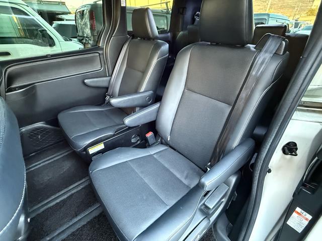 エスクァイア ハイブリッドＧｉ　後期型　モデリスタフルエアロ　モデリスタリアスポイラー　ＲＡＹＳ１８インチＡＷ　純正１０インチナビ　純正１２．８インチフリップダウンモニター　社外スモークテール　社外ＬＥＤリフレクター　黒革シート（52枚目）