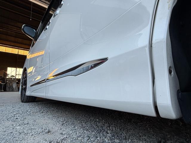 エスクァイア ハイブリッドＧｉ　後期型　モデリスタフルエアロ　モデリスタリアスポイラー　ＲＡＹＳ１８インチＡＷ　純正１０インチナビ　純正１２．８インチフリップダウンモニター　社外スモークテール　社外ＬＥＤリフレクター　黒革シート（59枚目）