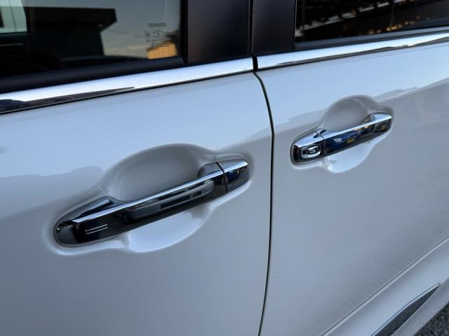 エスクァイア ハイブリッドＧｉ　後期型　モデリスタフルエアロ　モデリスタリアスポイラー　ＲＡＹＳ１８インチＡＷ　純正１０インチナビ　純正１２．８インチフリップダウンモニター　社外スモークテール　社外ＬＥＤリフレクター　黒革シート（62枚目）