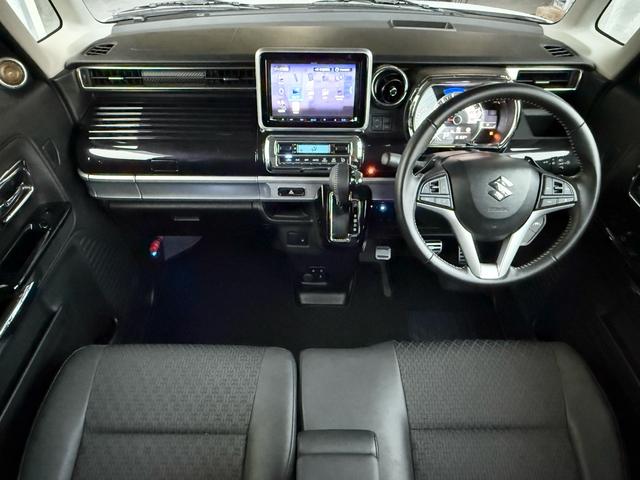 高級感あふれるブラックハーフレザーシート装備！