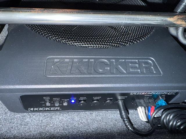 ＫＩＣＫＥＲパワードサブウーファー装備！