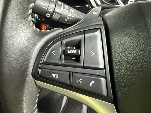 運転中のナビ操作も安全におこなえるステアリングスイッチ装備！