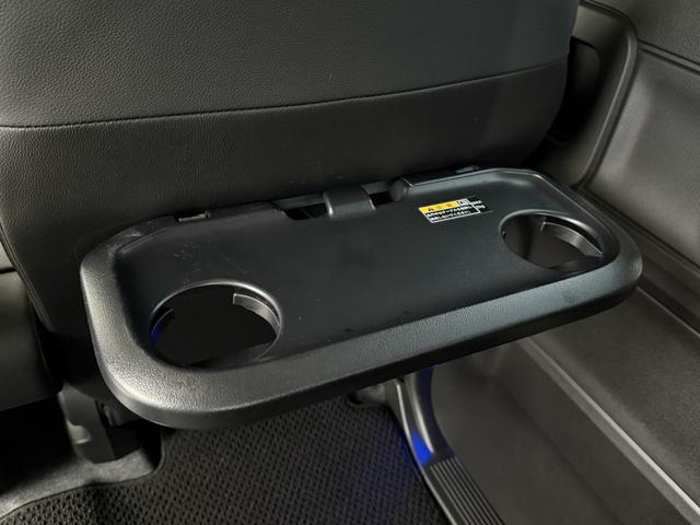 後席の方も便利なリアテーブル装備！