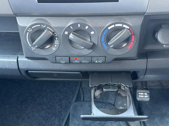 手の届きやすいところで簡単操作ができる空調付き！オールシーズンお好みの温度調節ができます。