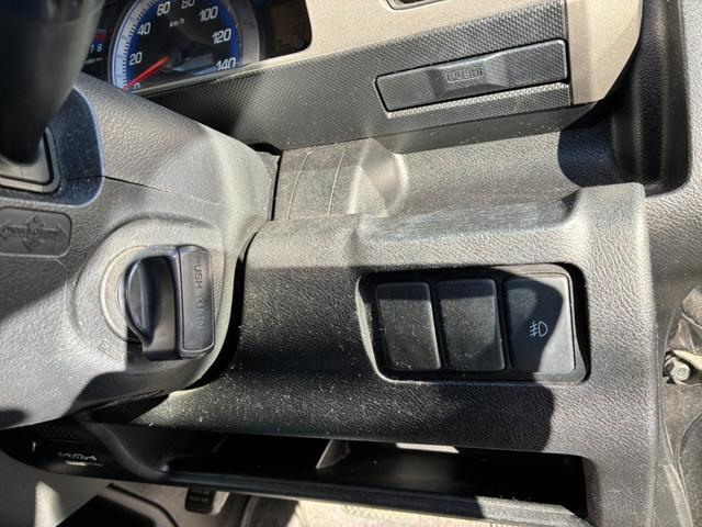 ゼストスパーク Ｗ　ＨＩＤ　スマートキー　ＡＴ　盗難防止システム　ＡＢＳ　ミュージックプレイヤー接続可　衝突安全ボディ　エアコン　パワーステアリング　パワーウィンドウ（5枚目）