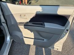 パワーウィンドウのスイッチですよ。運転席に居ながら窓を開け閉めのコントロールできますよ。 5