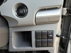 プッシュエンジンスタートシステム、エンジン始動・停止をワンタッチで行うことができます。 6