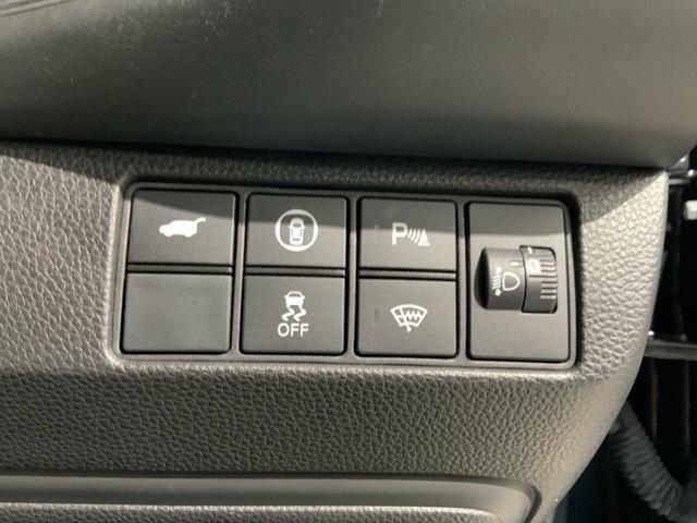 ヴェゼル ｅ：ＨＥＶＰＬａＹ　ＨＳＥＮＳＩＮＧ　２ト－ン　最長５年保証　ＥＴＣ　衝突被害軽減ブレーキ　カーテンエアバッグ　盗難防止装置　ＡＢＳ　ＥＳＣ　１オーナー　フルオートエアコン　リアカメラ　シートヒータ　エアバッグ　記録簿（13枚目）