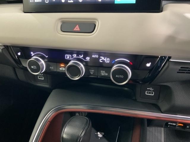 ヴェゼル ｅ：ＨＥＶＰＬａＹ　ＨＳＥＮＳＩＮＧ　２ト－ン　最長５年保証　ＥＴＣ　衝突被害軽減ブレーキ　カーテンエアバッグ　盗難防止装置　ＡＢＳ　ＥＳＣ　１オーナー　フルオートエアコン　リアカメラ　シートヒータ　エアバッグ　記録簿（14枚目）