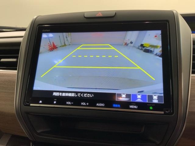 リバースギアに入れるだけで後方の表示へ切り替わります。夜間や雨の日の駐車も楽になりますよ。