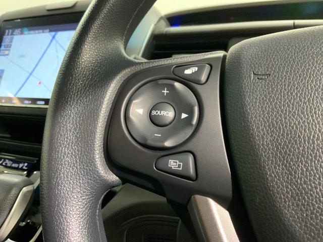 ステアリングにオーディオ操作スイッチが付いています。オーディオ画面に直接タッチしなくても操作が出来ますので、運転に集中できます。
