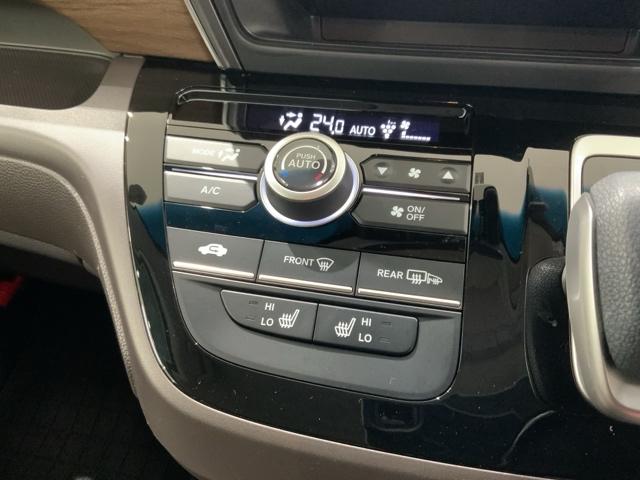 フロント両席にはシートヒーターが付いています！寒い日に便利な装備ですね。