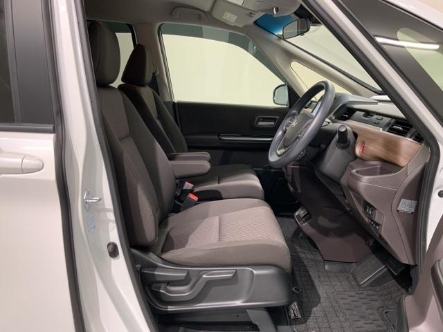 程よい硬さとホールド性が高くロングドライブも疲れにくいシートです。