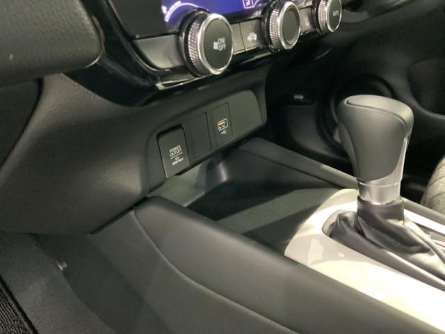 フィット e:HEVホーム H SENSING 新車保証 試乗車 ワンオ-ナ- ナビLXM-242ZFNI TV Rカメラ BTオ-ディオ ETC LEDライト VSA クルコン スマ-トキ- スペアキ-盗難防止装置 整備記録簿(28枚目)