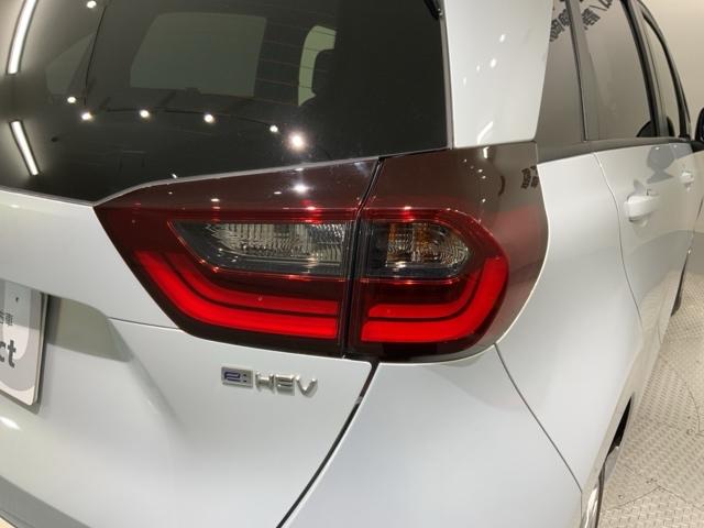 フィット e:HEVホーム H SENSING 新車保証 試乗車 ワンオ-ナ- ナビLXM-242ZFNI TV Rカメラ BTオ-ディオ ETC LEDライト VSA クルコン スマ-トキ- スペアキ-盗難防止装置 整備記録簿(45枚目)