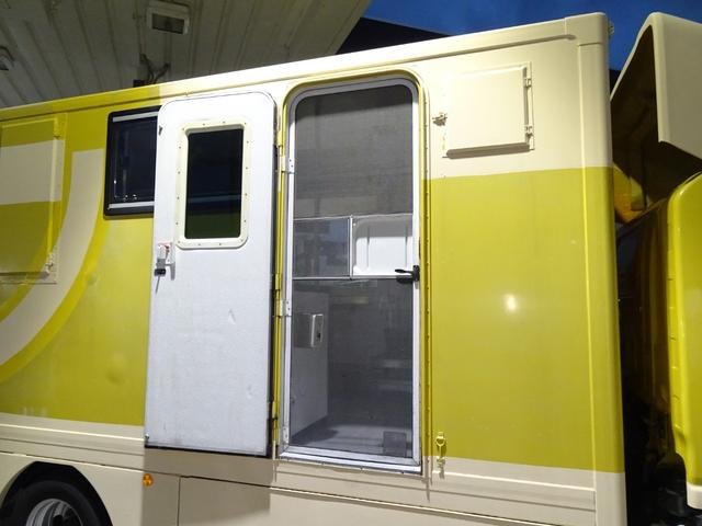 移動販売車 キッチンカー 加工車登録 跳ね上げ扉 シンク 作業台 カウンター外テーブル 車輌総重量3,685Kg スムーサー 2ペダル NOx・PM適合 フードトラック ケータリングカー(28枚目)