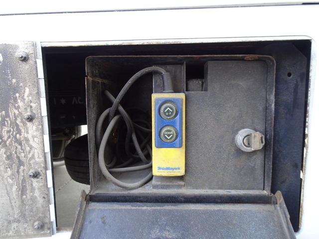 荷台発電機搭載 パネルバン 新明和すいちょくゲート 最大昇降荷重600Kg 左サイドドア 荷台エアコン・換気扇 実走行 荷台床鉄板張り 記録簿有り 5MT・3ペダル NOx・PM適合(36枚目)
