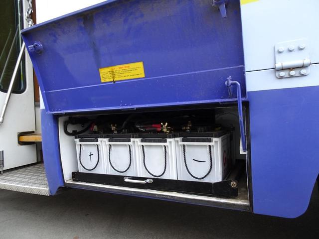ウォークスルーバン 移動販売車 キッチンカー キャンピング 事務室車 ベース車 左右跳ね上げドア 左折れ戸ドア 左右オーニング 天窓 インバーター リア階段 170馬力 6MT NOx・PM非適合(27枚目)